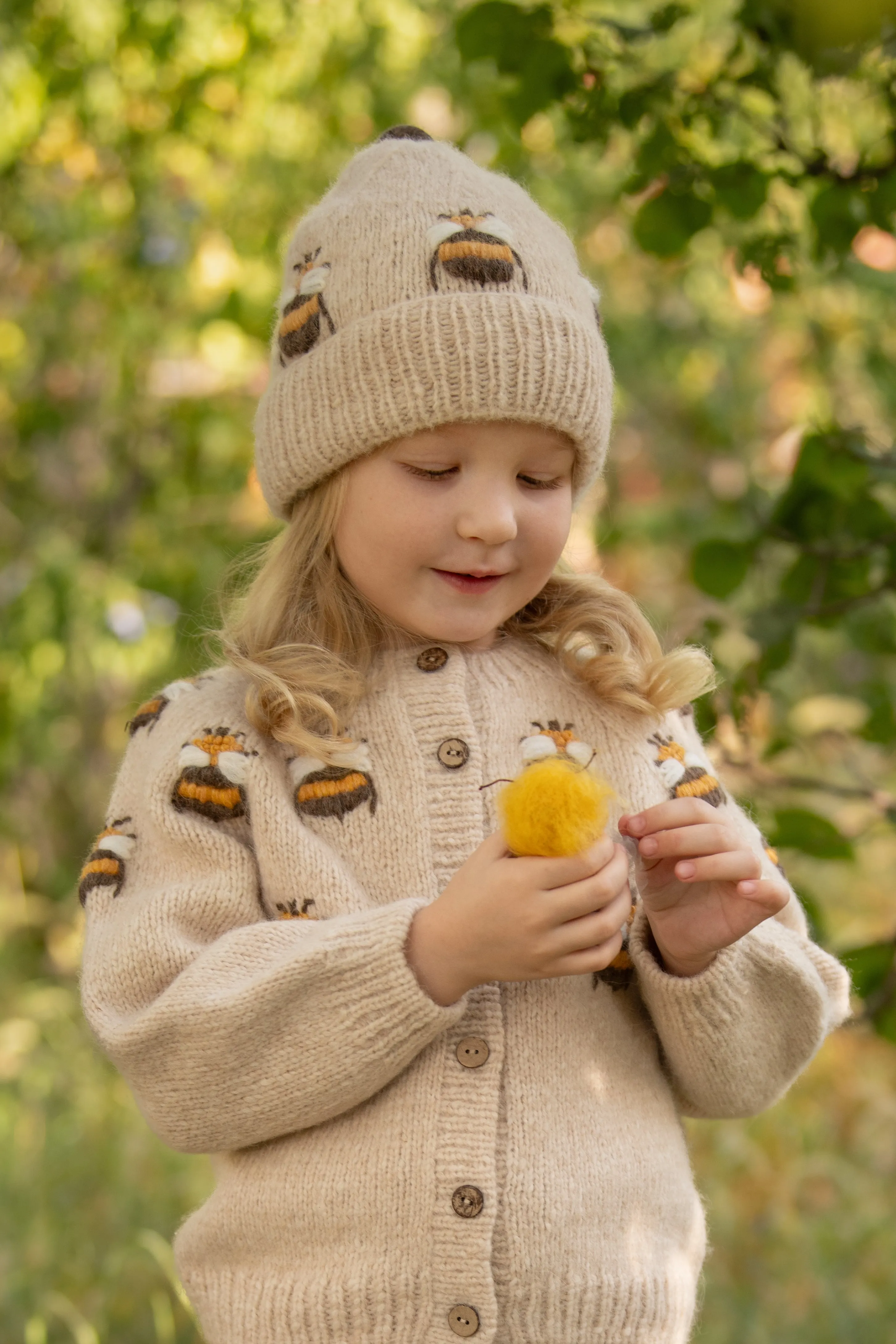 Bee cardigan | wheat