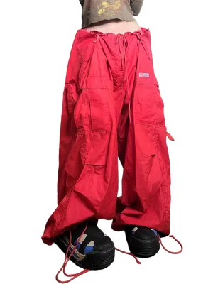 Cargo parachute rouge