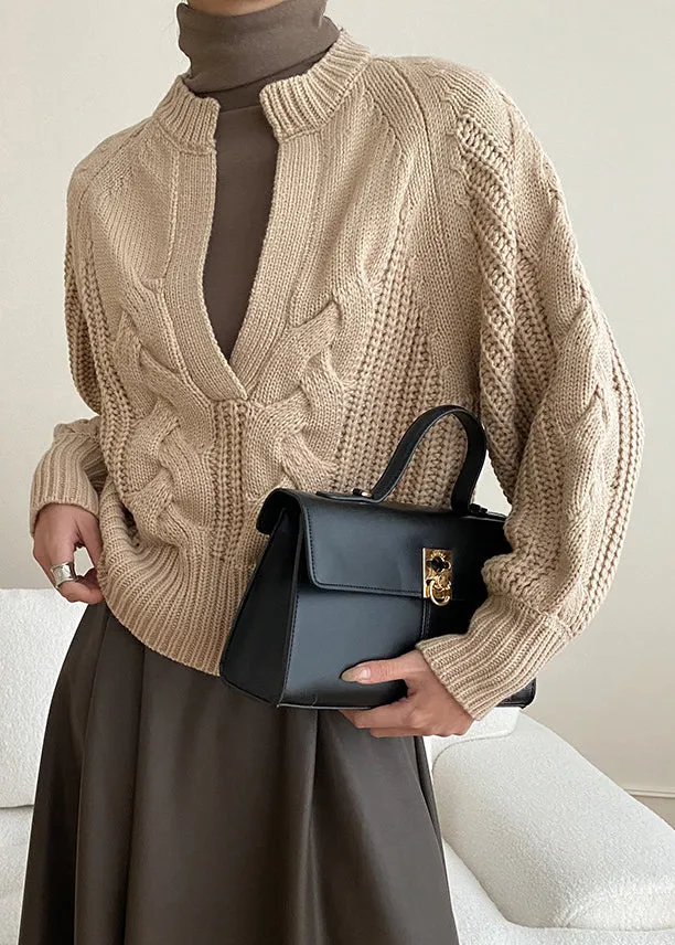 Khakifarbener, kuscheliger Strickpullover mit V-Ausschnitt