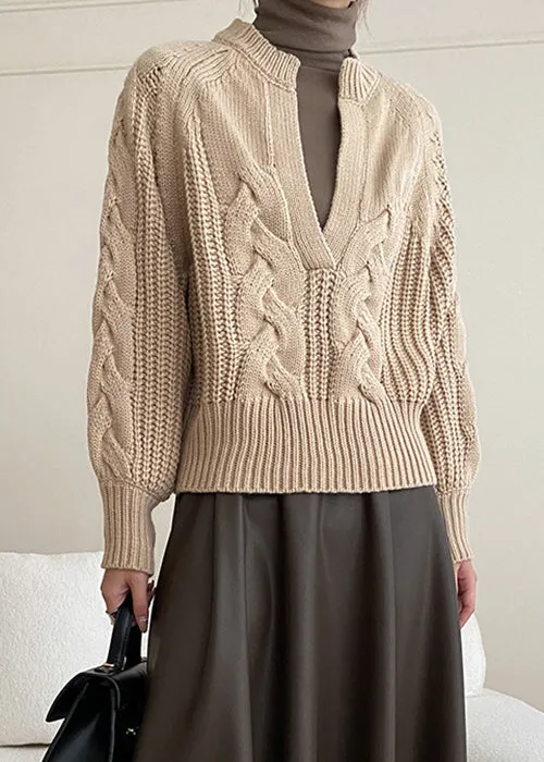 Khakifarbener, kuscheliger Strickpullover mit V-Ausschnitt