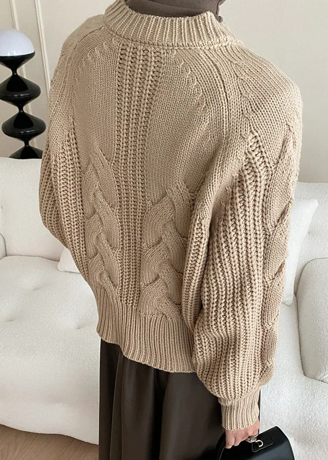 Khakifarbener, kuscheliger Strickpullover mit V-Ausschnitt