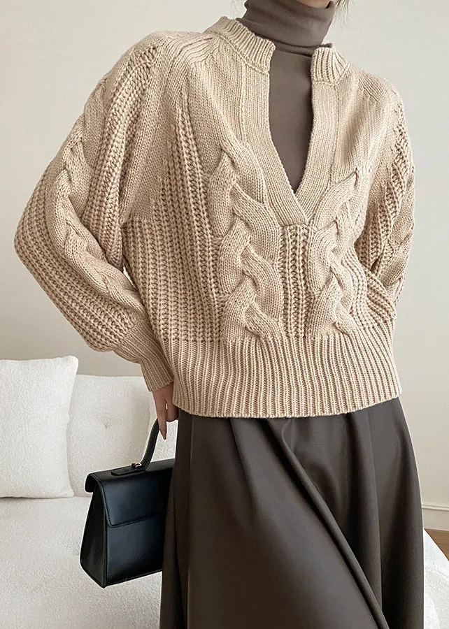 Khakifarbener, kuscheliger Strickpullover mit V-Ausschnitt
