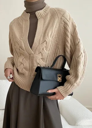 Khakifarbener, kuscheliger Strickpullover mit V-Ausschnitt