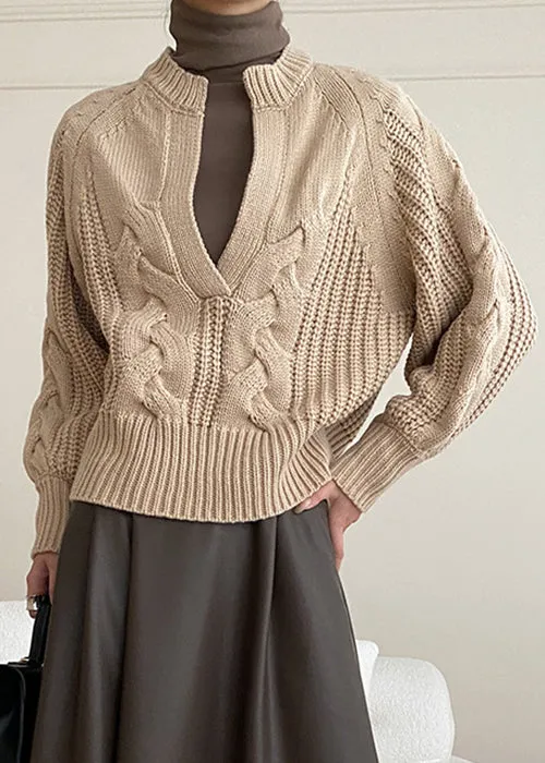 Khakifarbener, kuscheliger Strickpullover mit V-Ausschnitt
