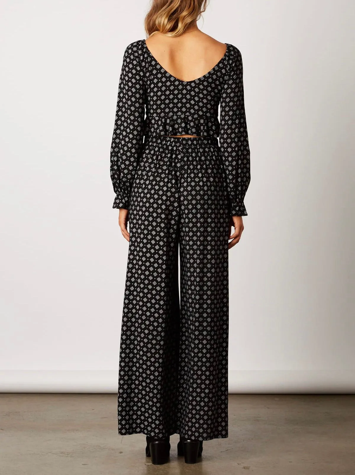 Print Long Sleeve V Neck Ruffle Tie Front Crop Top