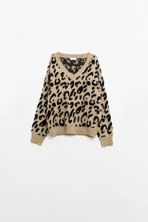 Soft knit v-neck sweater with leopard print