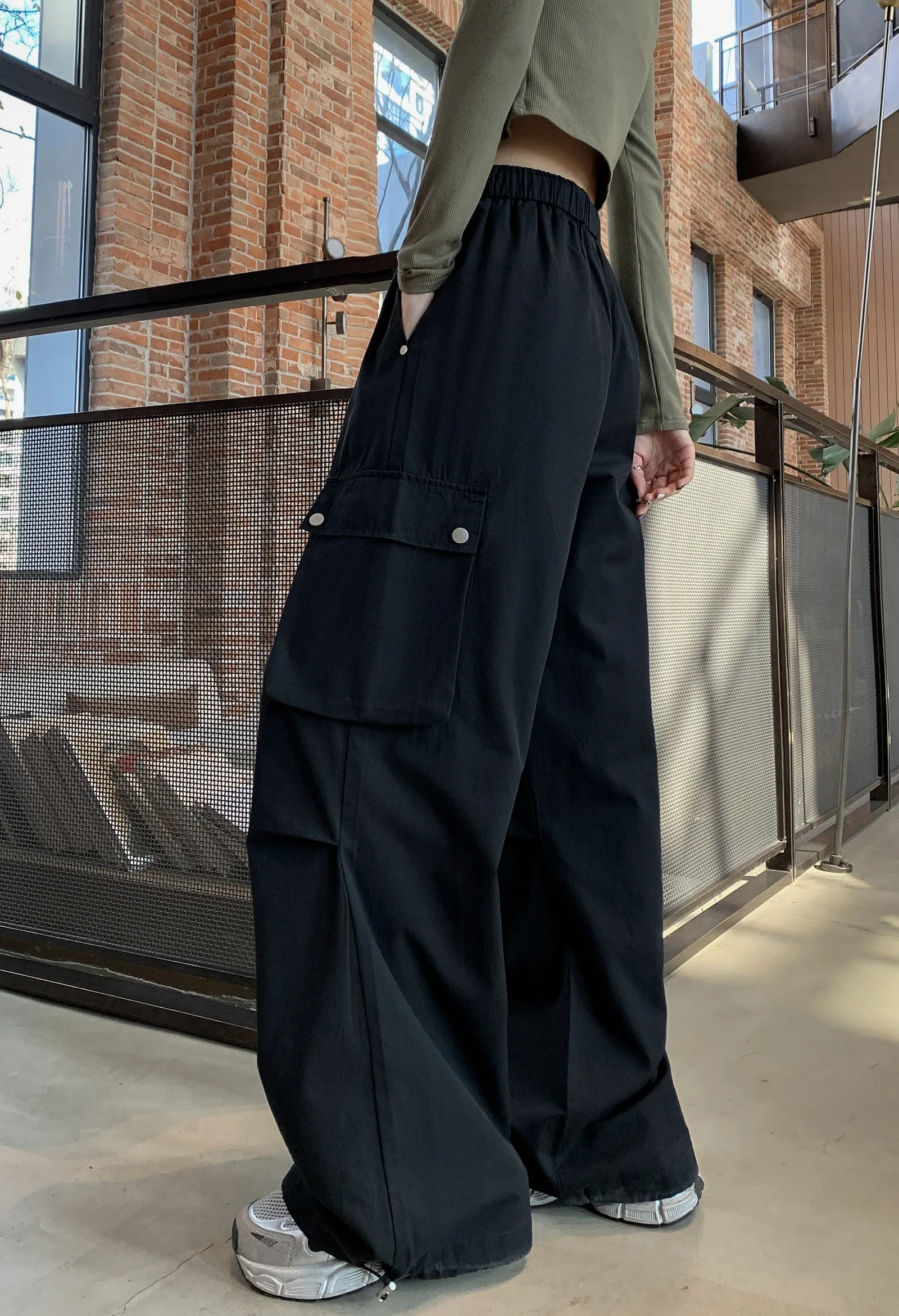 Stylish Solid Wide-Leg Cargo Pant for a Chic High-Street Look