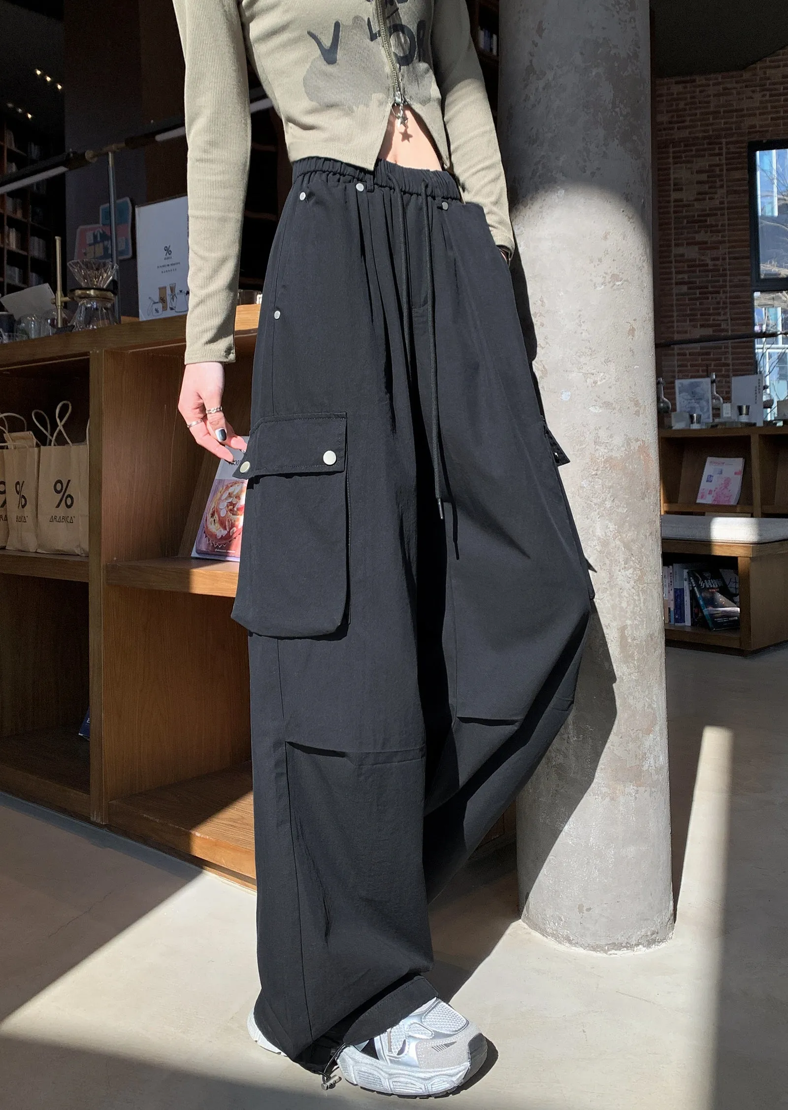 Stylish Solid Wide-Leg Cargo Pant for a Chic High-Street Look