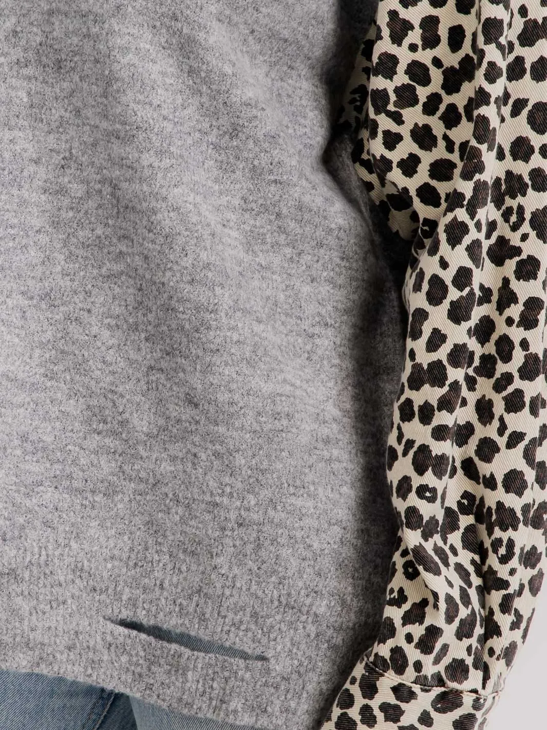 WOMEN'S LONG SLEEVE V-NECK ANIMAL PRINT DISTRESS PULLOVER SWEATER